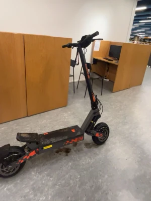 Svart elscooter N6 med orange detaljer - Hej, kag säljer min kukrin g2 för mer information dm priset går o diskutera 