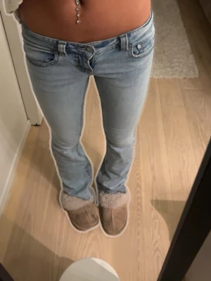 Lågmidjade jeans - Snygga low waist jeans från GinaTricot, fint skick!             Stl: 36 men passar mig som är 34