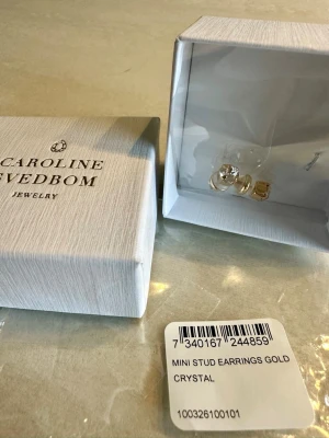 Caroline Svedbom örhängen - Caroline Svedbom örhängen. Helt nya & oöppnade. Perfekt som present. Crystal Gold.