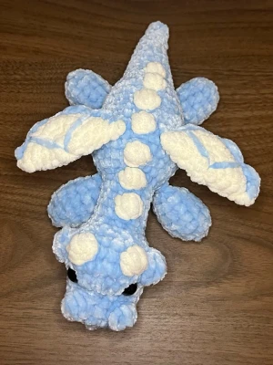Virkad drake - Virkad drake i mjukt garn, cirka 24cm lång☺️ Perfekt som gosedjur eller som dekoration i hemmet/barnrummet🩵 Säkerhetsögonen är inte rekommenderade för barn under 3 år💗