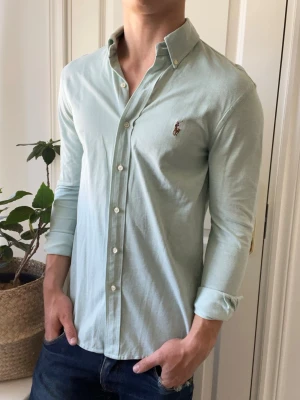 Ralph lauren skjorta knit oxford  - Ralph lauren skjorta knit oxford, Inga defekter! Modellen i bilderna är 180 cm 75 kg och bär Storlek M , Kom med frågor! 🌟 (Kan gå ned i pris vid köp av paket 😉) 