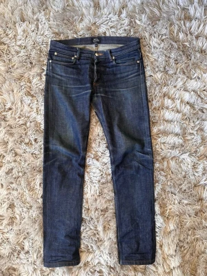 Apc Selvedge Jeans  - Riktigt feta apc jeans. Storlek 30. Passar dig runt 175-185.📐 kan fixa mått vid seriösa köpare. Lagning i skrevet se bild 6 förutom det inga defekter👌. Modellen på bilden är 178 för referens (bild 7)✅ Hör av er vid minsta lilla fundering!🤝