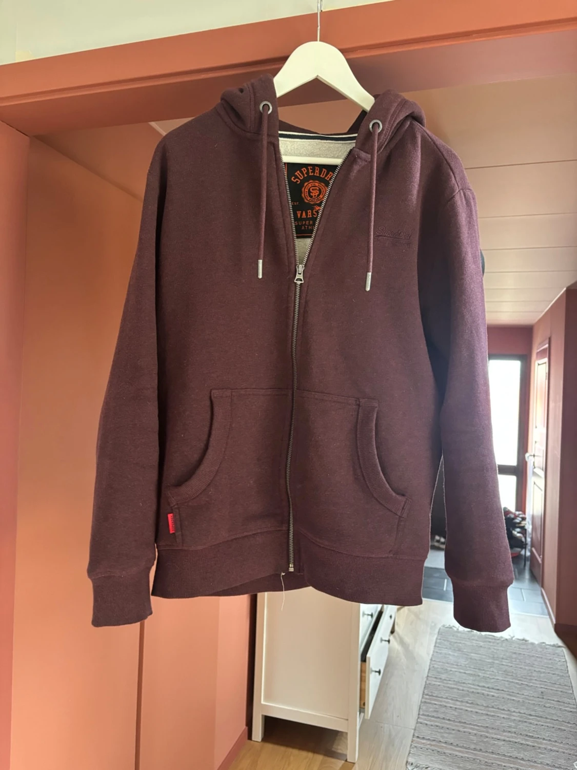 Vinröd hoodie från Superdry - 1