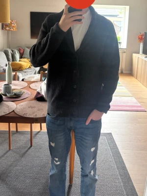 Svart kofta med knappar - Svart kofta med knappar, riktigt snyggt med en T-shirt under. Märke John Henrik.