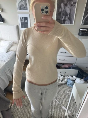 Beige tröja  - Beige stickad tröja från Object, zalando. Storlek xs, säljer då den inte kommit till användning sen den köptes. Ny utan prislapp 