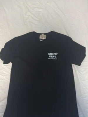 Svart gallery dept T-shirt  - Säljer en svart gallery dept T-shirt andvänd Max 3 gånger är nästan helt ny skick är kvar som nytt 10/10 i storlek S