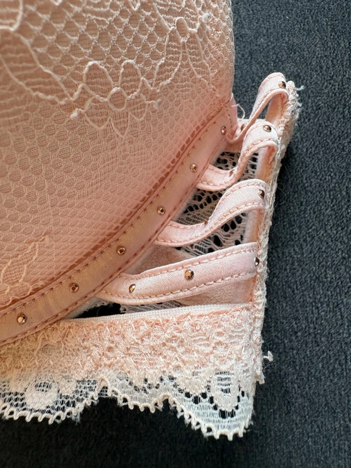 Ljusrosa push-up bh med spets o pärlor  - 1
