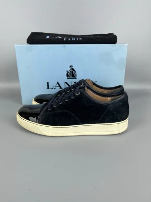 Mörkblå lanvins med lackad tå - • The shoes have been gently used and are in good condition  • Size: EU41 / UK7 (fits like 42)  • Color: Navy  • Retail price: 5000 SEK / 450€  • Box & dustbag is included