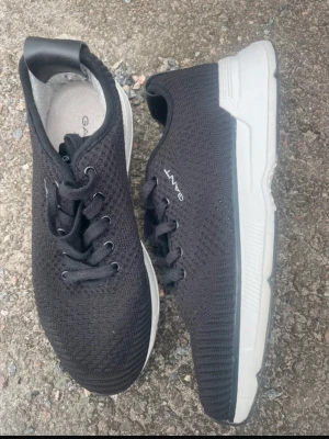 Svarta sneakers från Gant - Stilrena svarta sneakers från Gant med vit sula och stickad ovandel i mesh. Skorna har svarta skosnören, diskret Gant-logga på sidan och en bekväm, sportig design. Perfekta för dig som gillar en clean och modern look.