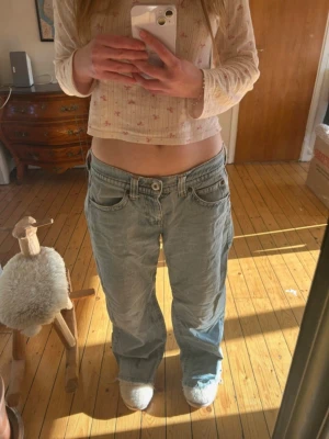 Supersnygga baggy jeans! - INTE MINA BILDER!! Jättesnygga jeans som tyvär inte passade mig 🥲Supersnygg passform, men en del heelbite så pris kan diskuteras ❣️