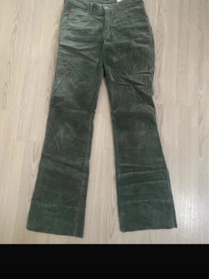 Armani jeans-byxor - .Ett par mörk gröna Armani jeans i storlek 