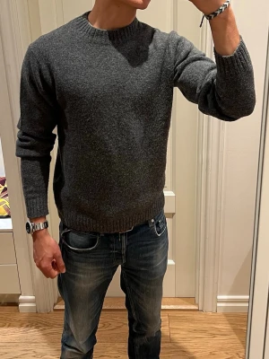 Mörkgrå stickad tröja Uniqlo - Tvärsnygg mörkgrå stickad tröja från Uniqlo. Tillverkad i mjukt bomull perfekt till sommarkvällar. Inga defekter. Storlek är XS men den passar även S. Skriv om du har några funderingar🤙