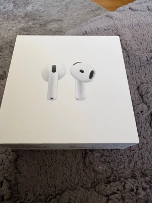 Apple AirPods 4 trådlösa hörlurar - Säljer ett par vita Apple AirPods 4 med laddningsetui. Snygg och stilren design i plast, perfekt för dig som vill ha trådlösa hörlurar med USB-C-kompatibilitet. Levereras i originalförpackning.