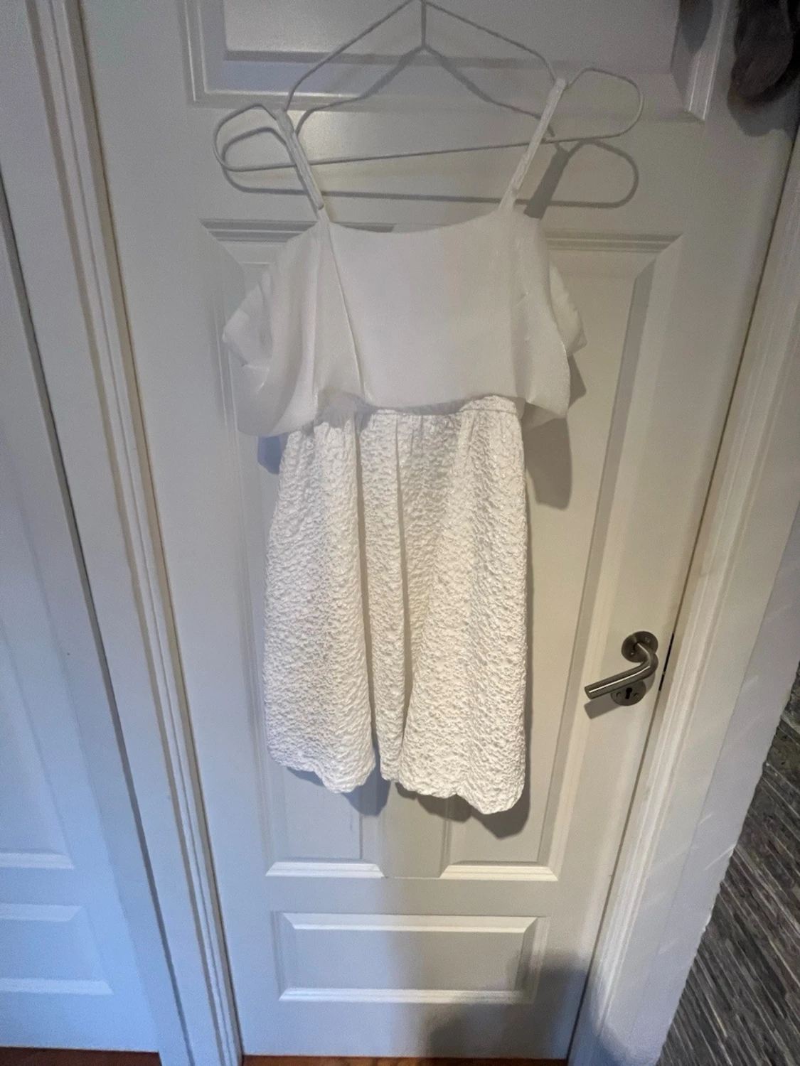 Vit kort klänning med volangdetalj