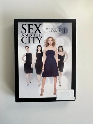 Sex and the City Säsong 1 DVD-box - Sex and the City - The Complete Season 1 på DVD. Innehåller 12 avsnitt fördelade på 2 skivor. Återupplev kultserien som tog världen med storm! Fint skick!