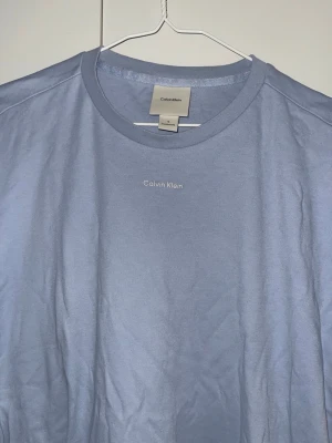 Ljusblå t-shirt från Calvin Klein - Storlek S men den är oversized så den kan passa M och L