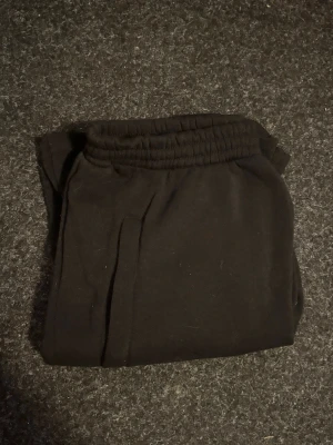 Svarta mjukis shorts med resårmidja - Använd en gång så är i bra skick. Längre mjukis shorts. Nypris 80kr. Du betalar frakten.                      Det är bara att höra av sig om du har funderingar🤗