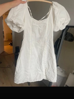 Vit klänning - Superfin vit kort klänning med puffiga kortärmar och snörning i ryggen, perfekt till sommaren eller student!!!