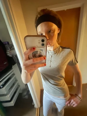 Grå adidas t-shirt!! - Snygg grå t-shirt med svarta ränder längs axlarna. T-shirten har en klassisk rund halsringning och korta ärmar. Perfekt för en avslappnad och sportig look. Säljer då den inte kommer till användning men är i toppen skick!!😱❤️❤️OBS: står på den 12-13 år/158 men passar som xs/s och är rätt stretchig!!!