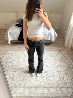 Svarta bootcut jeans i storlek 36 - Säljer ett par svarta bootcut jeans i storlek 36. Jeansen är från HM och är lågmidjade! Säljs då de inte används🥰