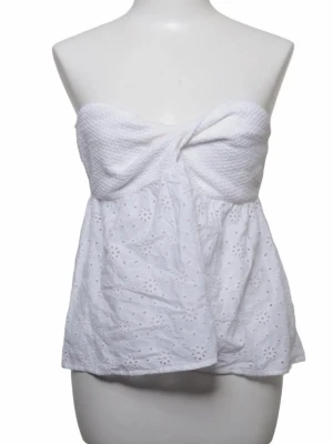Vit axelbandslös broderad tubtopp - Söt vit axelbandslös tubtopp med twistad byst och broderade blommor. 