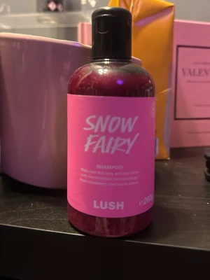 Lush Snow Fairy schampo 260g - Helt ny finns ej att köpa. Pris kan diskuteras. Lush Snow Fairy schampo med söt doft, kommer i en rund plastflaska med svart lock och rosa etikett. Innehåller 260g och har en glittrig rosa färg. Perfekt för dig som gillar fruktiga och lekfulla dofter.