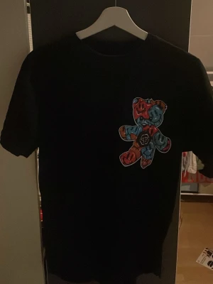 Philipp plein t shirt - Väldigt snygg och populär t shirt från Philipp plein. Nypris runt 4 000. Säljer denna för att den är för stor. Använd enbart en gång. Storlek L