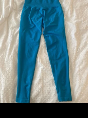 Blåa scrunch  tights från Relode - Säljer ett par blåa scrunch tights från Relode. . Tightsen har en tight passform och är helt enfärgade utan mönster.