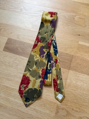 Slips flerfärgad - I princip aldrig använd.