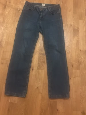 Blå raka jeans med klassisk passform. Pris kan diskuteras  - Säljer ett par blå jeans med rak passform och klassisk femficksdesign. Jeansen har normal midja och stängs med knapp och dragkedja. Perfekta för en avslappnad stil och funkar till det mesta. Materialet är denim i bomull.