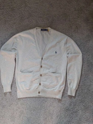 Polo Ralph Lauren Kofta - Ljusgrå Polo Ralph Lauren Kofta med Knappar || Storlek S men passar M