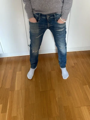Schyssta replay anbass - Replay anbass! Trendigaste jeansen på marknaden. Ny pris=1499kr! Köpta på Nordiska Kompaniet för 1499kr! Säljs för 1249kr! Vill helst inte sälja, men om jag får ett bra bud kan jag sälja. Kom privat för mer info!
