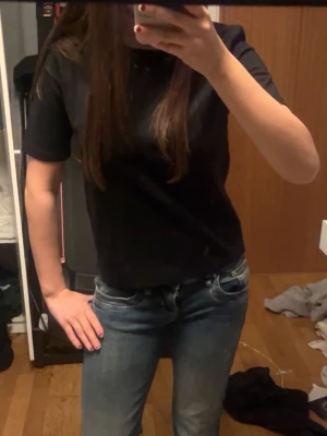 Svart basic t-shirt - En enkel svart t-shirt med korta ärmar och rund hals. T shirten är lite tjockare och materialet är vådligt skönt, aldrig använt❤️