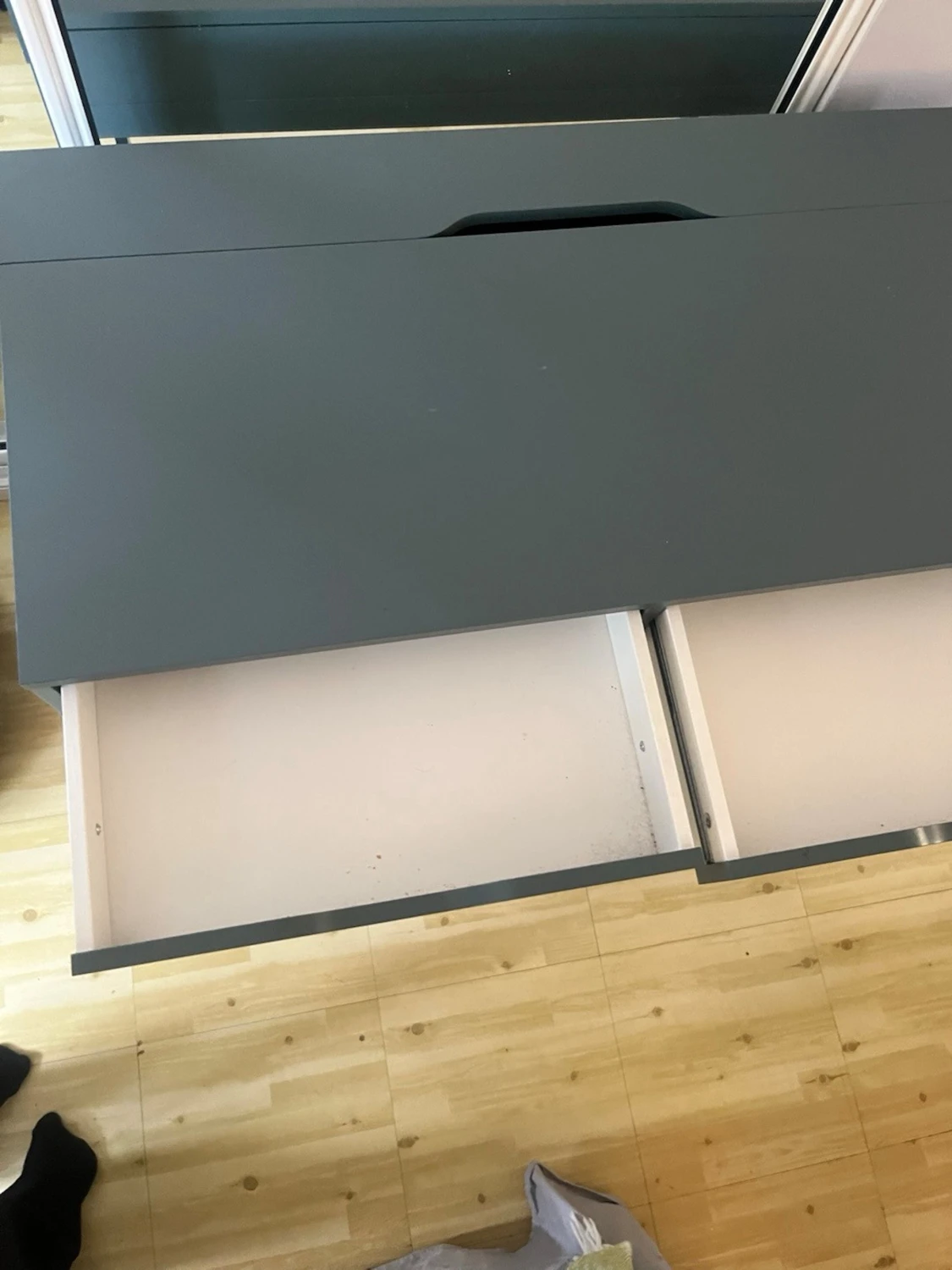 Grått skrivbord med två lådor - 3