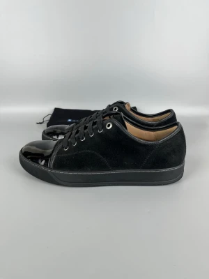 Helsvarta Lanvin Skor i Mocka & Blank Tå - • The shoes have been gently used and are in very good condition  • Size: EU43 / UK9 (fits 44)  • Color: Black  • Retail price: 5000 SEK / 450€  • Dustbag included