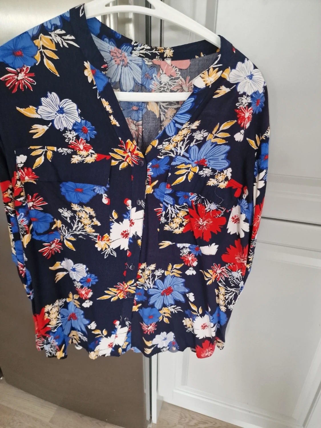 Blommig blus i marinblått - 1