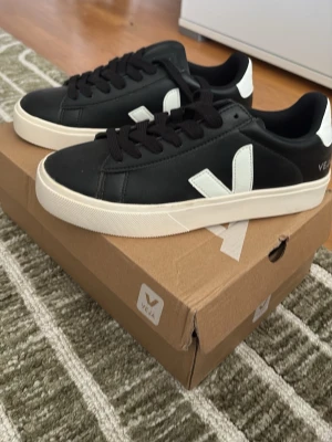 Svarta Veja sneakers med vit sula - Helt nya skor från Veja, aldrig använda. Nypris ligger på 1700, skor från ett utgående lager därför bättre pris! ✅