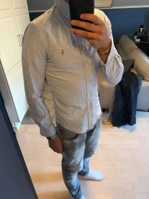 Randig Ralph Lauren skjorta - Säljer en snygg Ralph Lauren skjorta i storlek Xs(162-174 cm) passform slim fit. Skriv gärna om du har frågor. Pris går att diskuteras