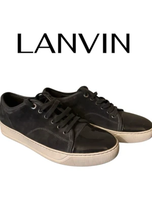 Lanvin 40 - Säljer ett par riktigt schyssta lanvins med glans, storlek 40 och dem är mörkgrå/svarta 