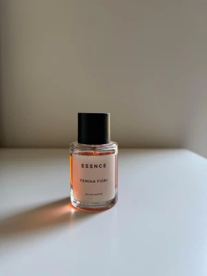 Essnce Femina Fiori  - Se bilder 