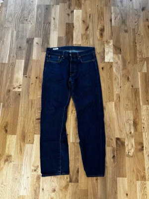Mörkblå Levi's jeans 501  - *HERR*  Mörkblå Levi’s jeans i modellen 501.   Storlek 31/30  Bra skick inget att anmärka.