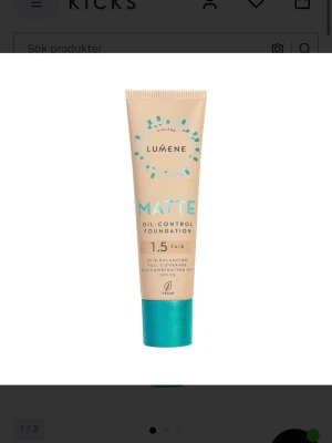 Lumene Matte Foundation 1.5 Fair - Matt foundation från Lumene i nyansen 1.5 Fair. Matte Oil-control Foundation SPF 20 är en flytande heltäckande parfymfri foundation för en naturligt matt och fräsch finish som håller hela dagen. Passar perfekt för fet och blandad hud. Den lätta veganska sammansättningen innehåller balanserande niacinamid och en kraftfull blandning av nordiskt älggräs och arktisk rosenrot som minskar glansighet och bidrar till att minska synligheten av porer och ojämnheter. Endast testad en gång. Nypris 239kr