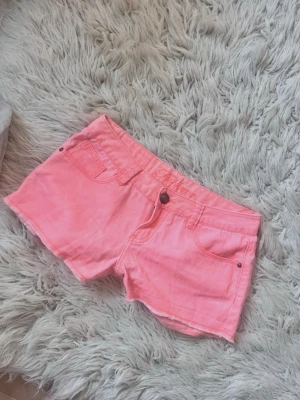 U7 Koral lågmidjade jeanshorts  - Midja ca 39