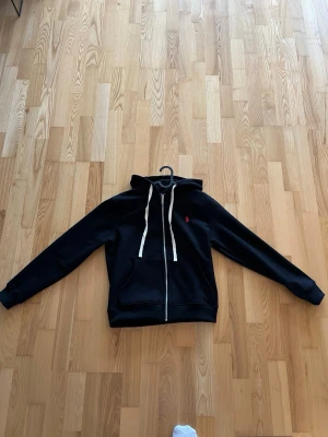 Svart zip up - Polo Ralph Lauren - Den är helt ny, den va för liten och jag hann inte skicka tillbaka den för att jag var iväg. Taggen finns kvar