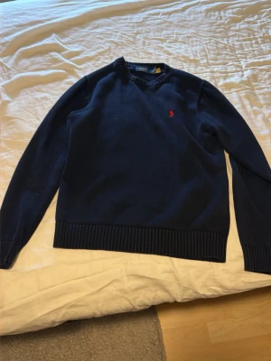 Polo stickad crewneck - En tjockare stickad polo tröja som blivit för liten för mig , köpt på Zalando för 1600kr cirka 5 månader sen . Inga hål , inga defekter . Hör av er vid frågor👍🏼