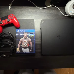 2 st PlayStation 4 Slim med 6st spel  - Säljer 2 st PlayStation 4 Slim 1TB i paket. En konsol fungerar helt perfekt, den andra startar men har problem med lagring och kan gå in i safe mode (går att fixa).  Ingår även 1 original röd handkontroll, HDMI-kabel, strömkabel samt 6 spel: FIFA 20, Grand Theft Auto V, The Last of Us Part II, EA Sports UFC 3, Carmageddon: Max Damage samt ett Valkyrie-spel.  Säljes helst som paket.