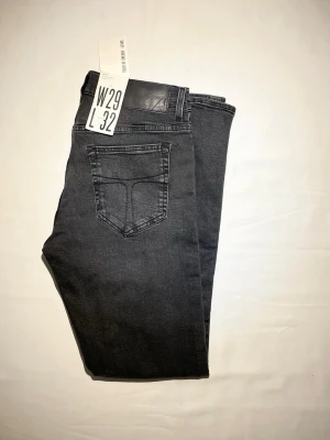Tiger of Sweden jeans nya - Sprillans nya jeans ifrån tiger of Sweden. Prislapppen sitter kvar på jeansen. Storleken är W29 L32 och i modellen evolve vilket är Slimfit. kvitto kan visas privat