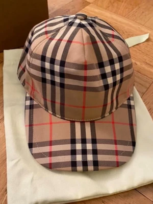 Burberry Keps - Helt ny oanvänd Burberry keps. Prislapp och tag kvar. storlek M. Skickar inom 48h