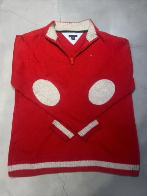 Röd stickad tröja Tommy Hilfiger - Röd stickad tröja från Tommy Hilfiger med halv dragkedja. Storlek L men sitter som en M. Skickas inom 24 timmar🚀📦