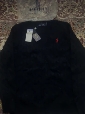 Polo ralph lauren  - Säljer helt nya stickad ralph lauren tröja utan luva i färgen svart storlek S helt ny lappen är fortfarande perfekt för fest kvällar och sommar kvällar för mer bilder och info kom privat ge gärna ett bud😃